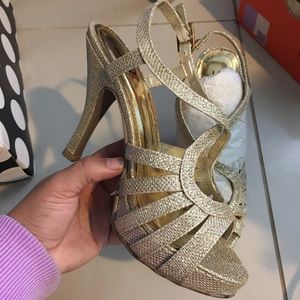 Sparkly gold heels✨